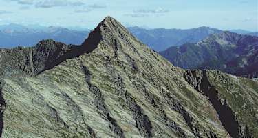 Der Poncione Rosso von Westen. Eine große Auswahl an Rippen.