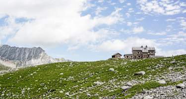 Die Richterhütte zwischen Bergen und Himmel