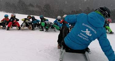 Kinder lernen Rodeln