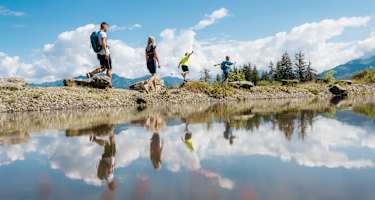 Entlang eines der Speicherseen auf der 4 Seen Wanderung auf der Schmitten.