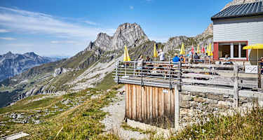 Die Sonnenterrasse der Rugghubelhütte