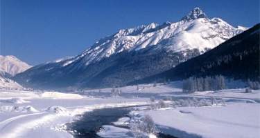 Die Loipe verläuft entlang des wunderschön verschneiten Inn