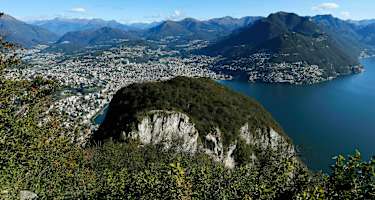 Der Blick am Anfang der Tour vom San Salvatore direkt auf die Bucht von Lugano.