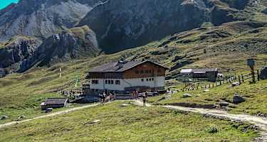 Die Sesvennahütte liegt auf wunderschönen Almwiesen.