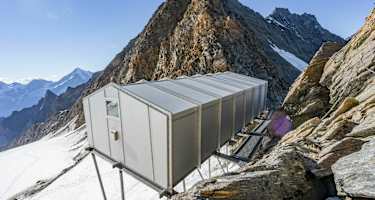 Die Biwakschachtel – und der Blick zum Südostgrat (Mischabelgrat) des Täschhorns