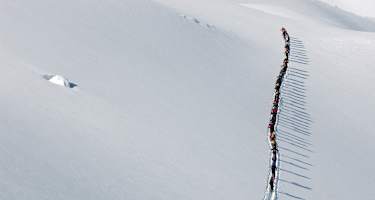 Mit Telemarkskiern durch sicheres Gelände