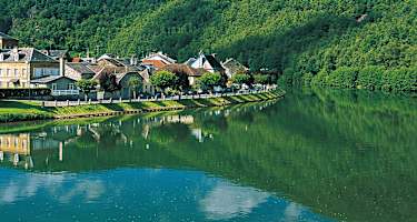 Malerisch liegen die Häuser von Monthermé am Ufer der Maas.