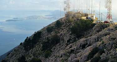 Antennenwald auf dem Gipfel des Pantokrátoras, im Hintergrund Kérkyra.