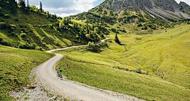 Die felsige Nordwand des Litnisschrofen. Die Tour führt links vom Gipfel über den Sattel zur Gräner Ödenalpe.