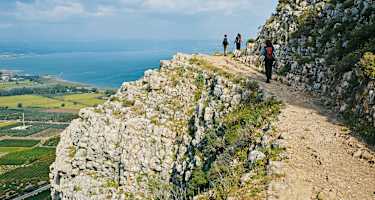 Zunehmend ausgesetzt führt der Bergpfad in Richtung Gipfel.