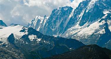 Blick von der Alp Loriaz auf die Nordwände von Courtes, Droites und Verte.