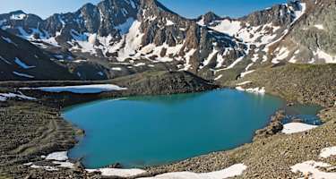 Blickfang im kargen hochalpinen Gelände: der Triebenkarsee.