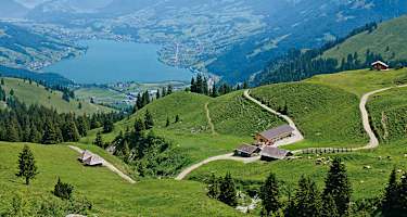 Vom steilen Gipfelhang der Schafnase reicht die Sicht bis ins östliche Berner Oberland.