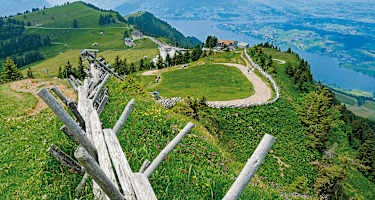 Blick zurück, kurz vor dem Rigi Kulm über den Grat mit Rigi Staffel und Rigi Staffelhöhe. Darüber im Hintergrund der Pilatus.