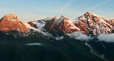 Hohe Dock (links), Klockerin, Bratschenkopf und Großes Wiesbachhorn überbauen den Natur-Erlebnisweg hoch und westseitig.