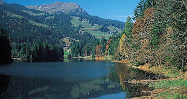 Herbststimmung am Chapfensee; im Hintergrund der aussichtsreiche Guscha.
