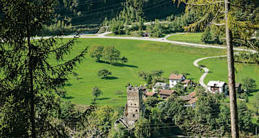 Burgruine Campell / Campi vom Abstieg zum Weiler Parnegl.