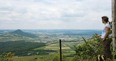 Vom Nordgipfel des Hohenstoffeln blicken wir hinüber zum Hohenhewen.