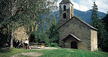 Rast an der Burgkapelle von Hohen Rätien.