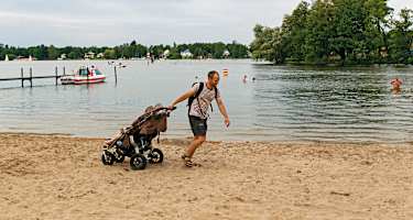 Schön zum Liegen, schwer zum Schieben: Badestrand an der Badestelle in Schmöckwitz.