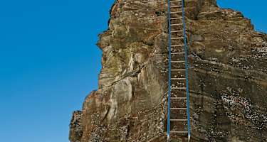 Eine 8 m hohe Leiter erleichtert die Überschreitung eines Felsturms.
