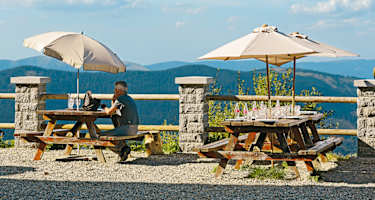 Auf der Terrasse des Chalet-Hôtel du Grand Ballon beim Start der Tour.
