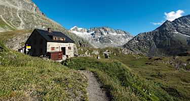 Die Cabane de Chanrion, überragt vom Bec d’Epicoune mit seinem Eisgrat.