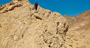 Im Aufstieg muss diese felsige Rampe ohne spezielle Sicherung in leichter Kletterei überwunden werden.