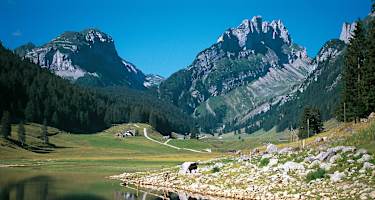 Hochalpin: der Talschluss hinter dem romantischen Sämtiser See.