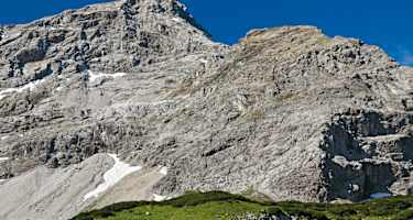 Wie ein Bollwerk riegelt der Panüelerkopf das Zalimtal ab. An seinen Flanken zieht der Leibersteig  diagonal nach oben.