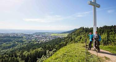 Am Donauberglandweg - Wanderer am Aussichtsberg Kehlen
