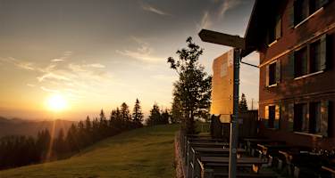 Die schönsten Sonnenuntergänge erlebt man im Berghotel Napf.