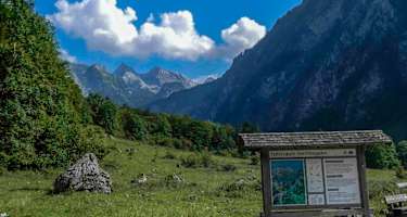 Am Start der Wanderung an der Bootsanlegestelle Salet.