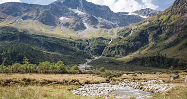 Am Wasserfallweg kann man auch immer wieder einen Blick auf den Hohen Sonnblick genießen.