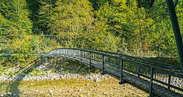 Wildnistrail Buchensteig: Die Hängebrücke über den Reichramingbach gleich zu Beginn der Wanderung.