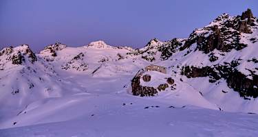Die Albert-Heim-Hütte kurz vor Sonnenaufgang