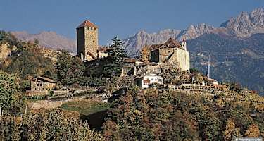 Blick vom Algunder Waalweg auf das Schloss Tirol.