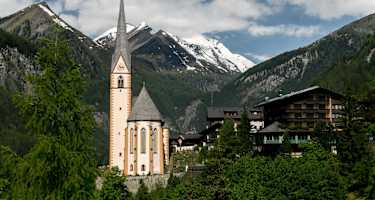 Wallfahrtskirche St. Vinzenz in Heiligenblut mit Großglockner