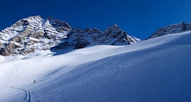 Links der Fußstein, im Einschnitt die Alpeiner Scharte als Ziel