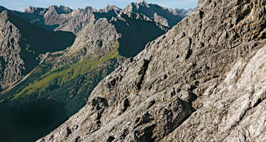 An der Schwärzerscharte öffnet sich der Blick in die Lechtaler Alpen.