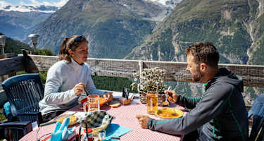 Gemütliches Mittagessen auf der Europahütte mit toller Aussicht.