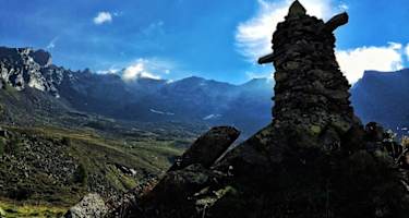 Zwei steinerne Wächter auf der Zeischalm