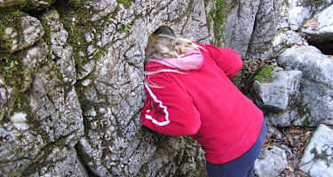 Im Bergwald-Erlebnispfad in Inzell/Chiemgau den Naturklängen lauschen.