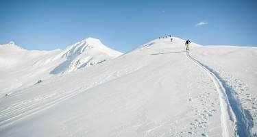 Im Hintergrund das Ziel: Kjirketaket