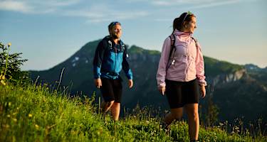 Zwei Wanderer im Licht der untergehenden Sonne.
