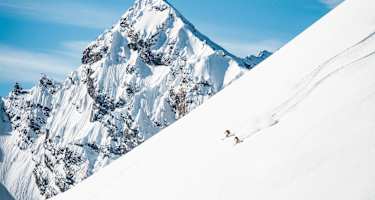 Tiefschneefahrer am Schilthron, im Hintergrund das Gspaltenhorn