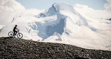 Hochalpine Gletscherwelt auf der Bikeroute Gletscherseewjini