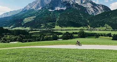 Mit dem Bike rund um die Hohe Trett im Ennstal mit Blick auf den Grimming.
