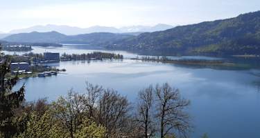 Blick hohe Gloriette auf Pörtschach