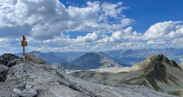 Gut beschildert weist der Weg am Gipfel des Piz Umbrail Richtung Val Müstair